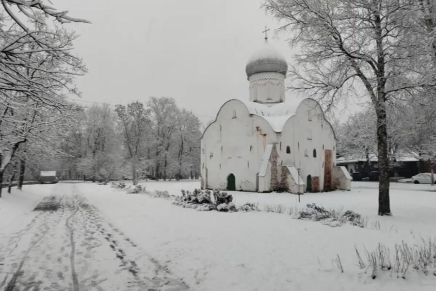 Циклон принес в Новгородскую область снегопады и аномально низкое давление