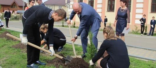 В Геленджике высадили 100 деревьев в рамках акции «Живи, лес!»