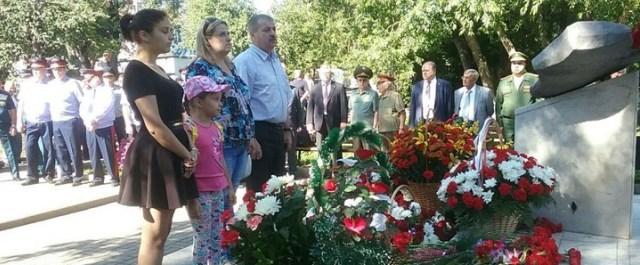 В Томске возложили цветы в память о погибших при обрушении казармы