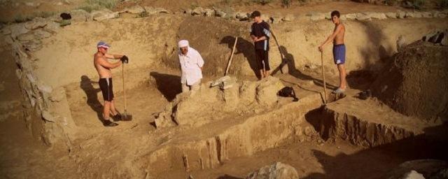 В Верхнем Египте археологи раскопали храм из красного гранита
