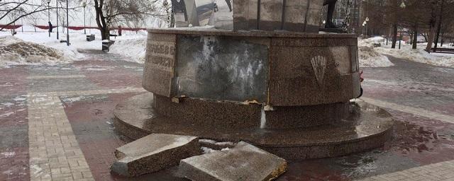 В Воронеже частично разрушился памятник героям-десантникам