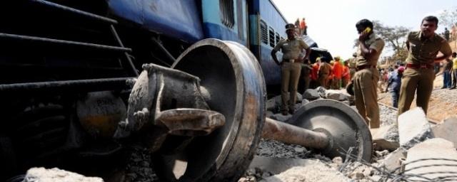 Власти Индии сообщили о 36 погибших в результате крушения поезда