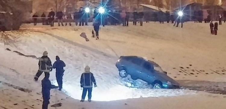 Двое жителей Зеленограда на спор утопили машину в Михайловском пруду
