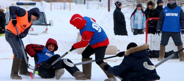 В Омске чиновники и священники сыграли в хоккей в валенках