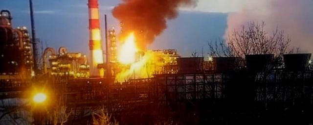На горящем НПЗ в Капотне сохраняется угроза распространения огня