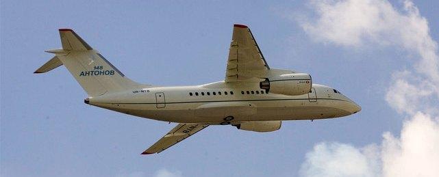 Самолет Ан-148 вынужденно сел в Саратове из-за столкновения с птицами