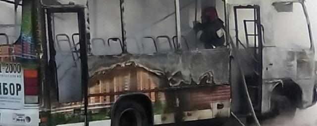 На юго-западе Петербурга вспыхнул маршрутный автобус
