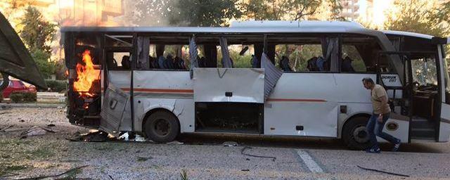 В Турции возле полицейского автобуса взорвалась бомба