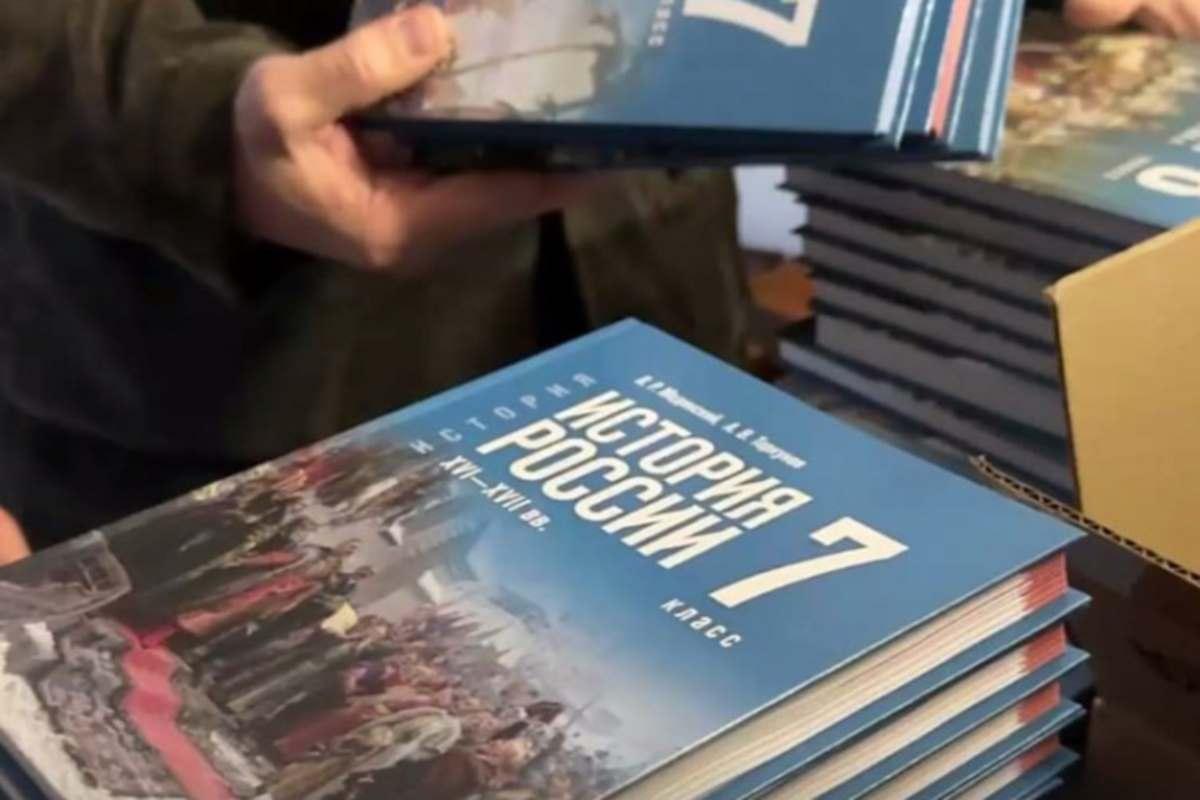 Из Кировской области в Запорожскую поступили учебники для шесть подшефных школ