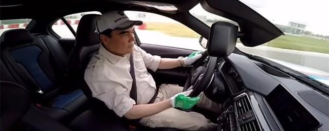 Президент Туркменистана устроил дрифт на гоночном автомобиле