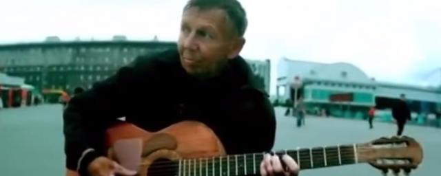 Бомж обрел популярность в Сети после игры на гитаре в Новосибирске