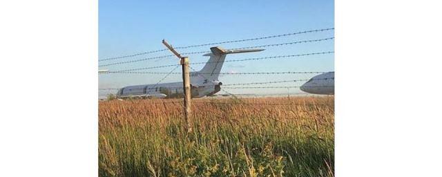 У аэропорта Казани обнесли колючей проволокой кладбище самолетов