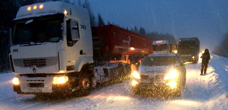 Во Владивостоке из-за снегопада ввели ограничения движения транспорта