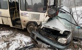 В Ленинградской области легковушка врезалась в автобус со строительными рабочими