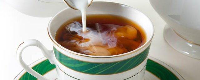 Ученые: Чай с молоком вызывает расстройства желудка