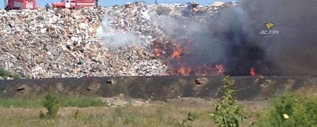 В Новосибирске вторые сутки тушат пожар на мусорном полигоне