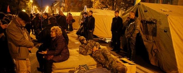 В Киеве у здания Верховной Рады митингующие установили 20 палаток