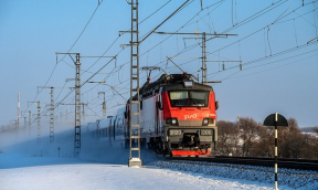 Поезд, который застрял под Челябинском в поле, не может поехать из-за поломки колес