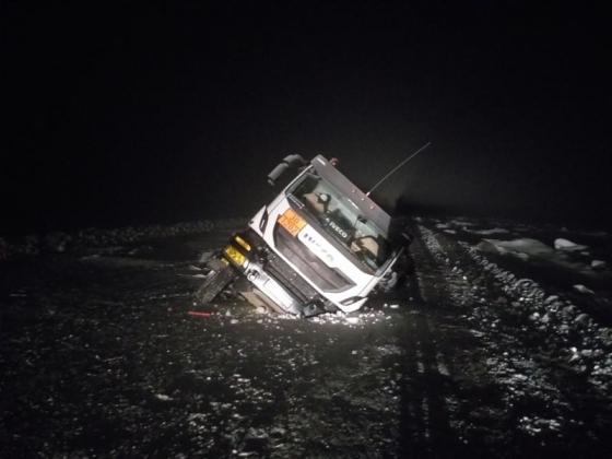 В Якутии два бензовоза выехали на реку и провалились под лед