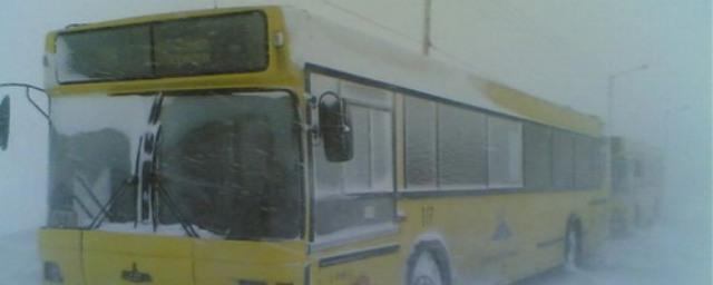 В Акбулакском районе спасли 23 замерзающих в автобусе пассажиров