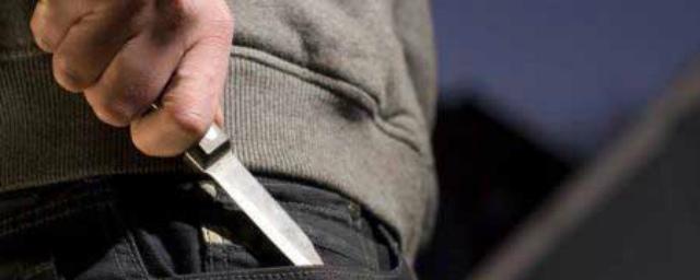 В Красноярске мужчина с ножом ограбил офис микрозаймов
