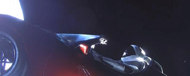 Уфологи: В космосе инопланетяне наблюдали за Tesla Roadster