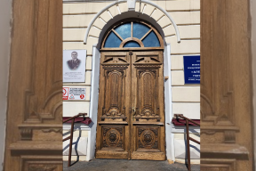 В Благовещенске деревянной резной дверью украсили вход в Алексеевскую гимназию