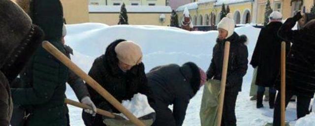 Саратовских учителей выгнали в 20-градусный мороз убирать снег в мешки