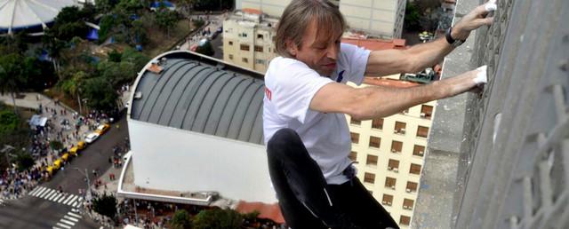 «Человек-паук» без страховки забрался на один из небоскребов Барселоны