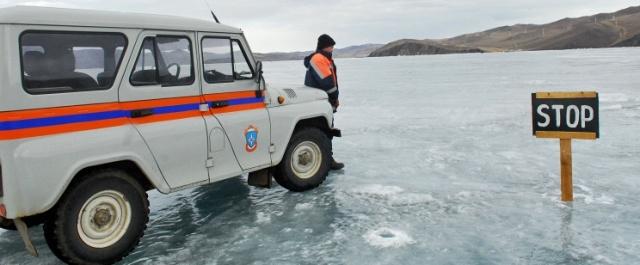 На Байкале женщина с ребенком в автомобиле провалились под лед