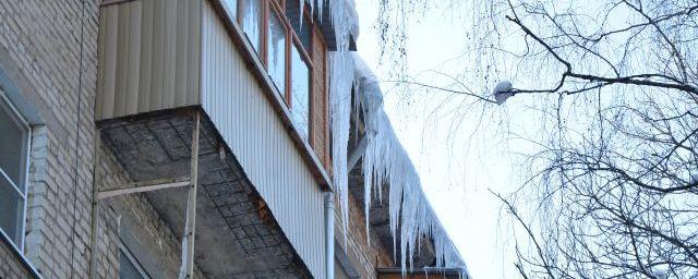 В Барнауле  снег с крыши едва не обрушился на девушку с коляской
