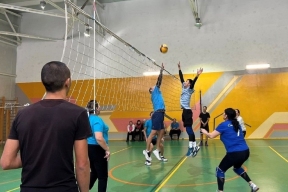 На левобережных дачах Кызыла провели соревнования по волейболу, болельщики и спортсмены получили массу позитива