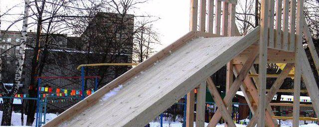 В Барнауле ребенок травмировал позвоночник на деревянной горке