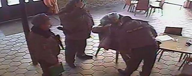 В Калуге женщина устроила дебош в кафе и избила полицейского