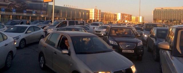 В Кольцово из-за пробки водители не могли выехать с платной парковки