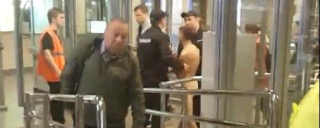 В метро Санкт-Петербурга задержали голого дебошира