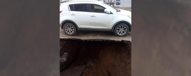 В Воронеже из-за обрушения асфальта образовалась 5-метровая яма