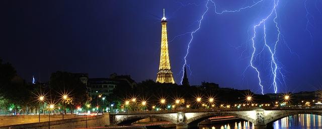 В Париже 11 человек пострадали от удара молнии