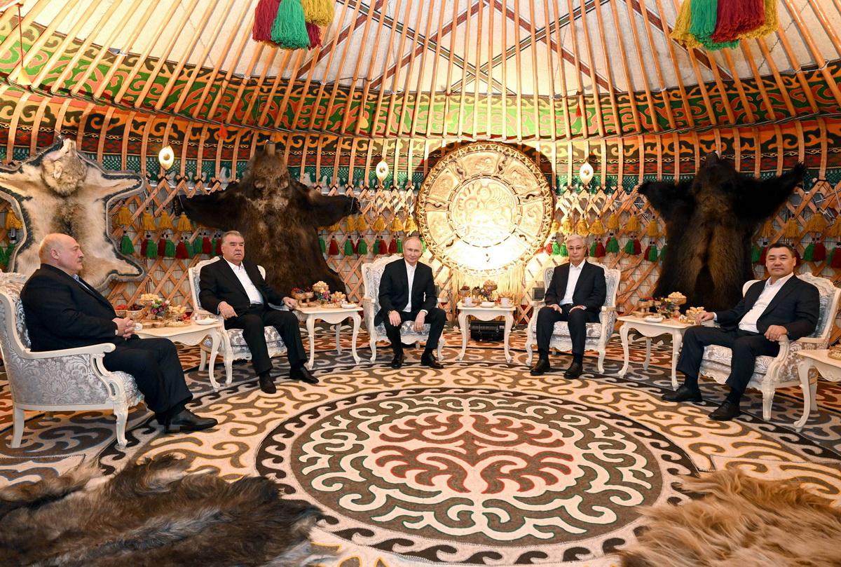 Путин и Лукашенко в Киргизии: «Аккуратнее надо». Что происходит, пока Запад рисует мирные планы