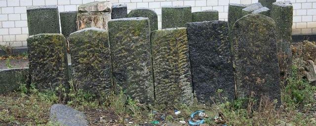 В США неизвестные повредили более 100 надгробий на еврейском кладбище