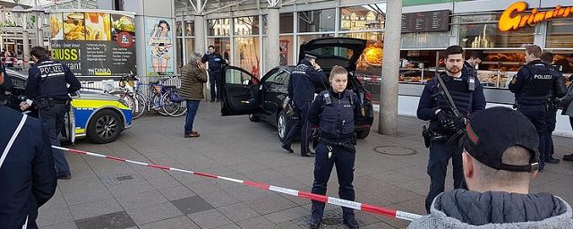 В Германии вооруженный водитель совершил наезд на группу пешеходов