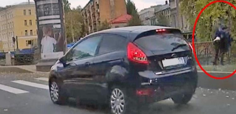 В Петербурге автомобилист скинул пешехода в реку
