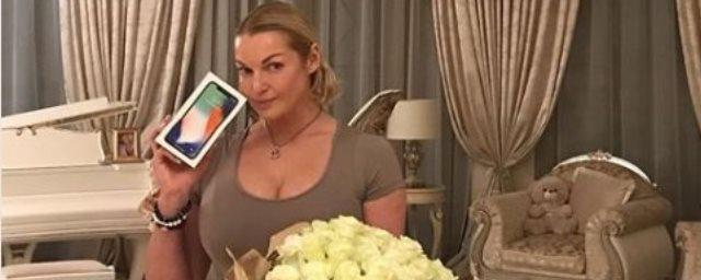 Анастасия Волочкова похвасталась подаренным iPhone X