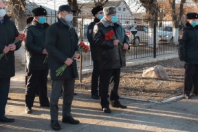 Аркадий Фомин принял участие в возложении цветов к памятнику первому начальнику шиловской милиции Василию Исаеву