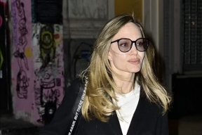 Actress Angelina Jolie has stunned fans with a new look
