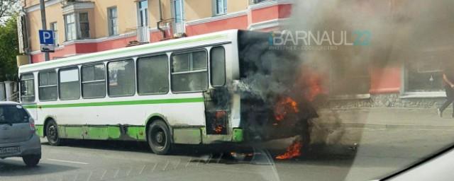 В центре Барнаула загорелся пассажирский автобус