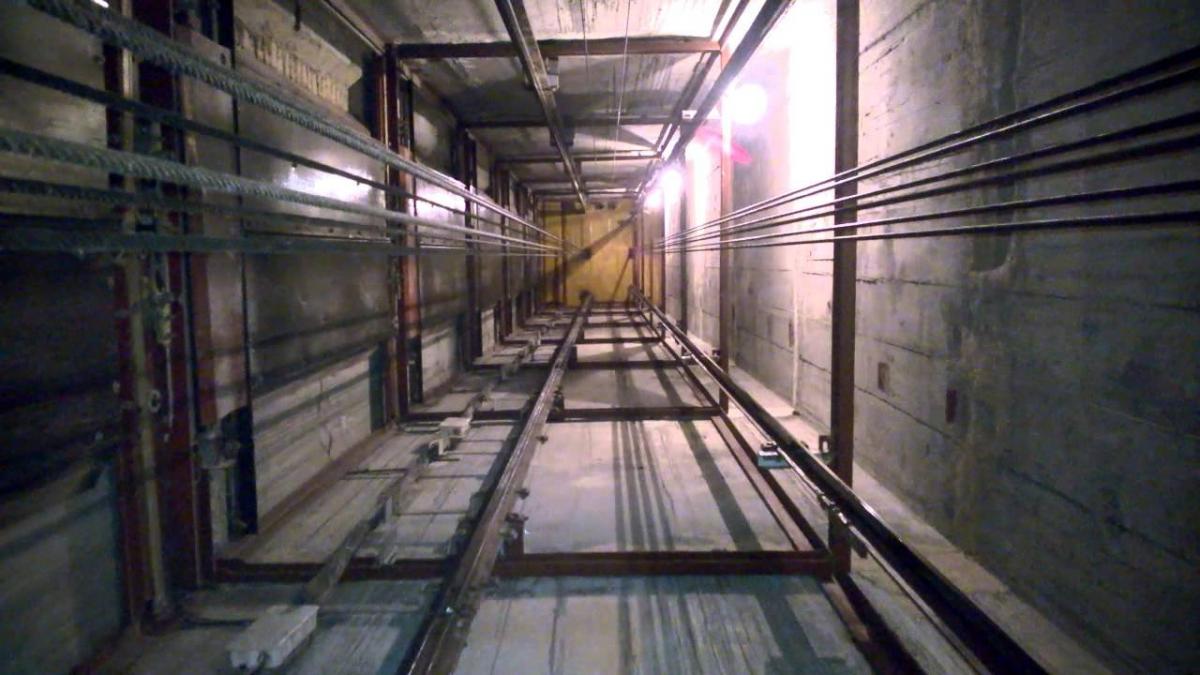 В Москве строитель погиб, упав в шахту лифта