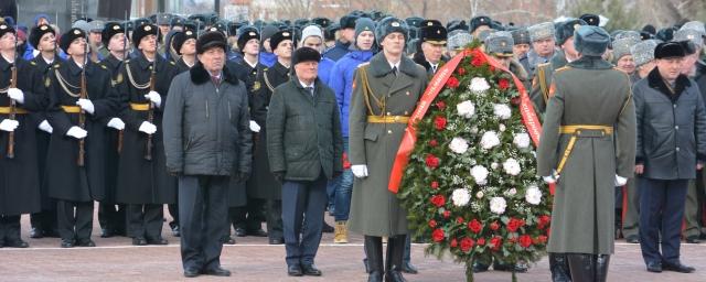 В Хабаровске состоялась церемония торжественного возложения цветов к Вечному огню на площади Славы