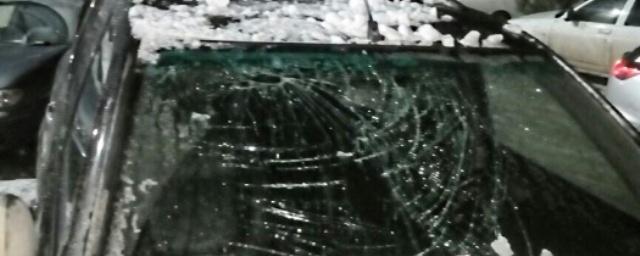 В Омске снегом с крыши разбило две машины