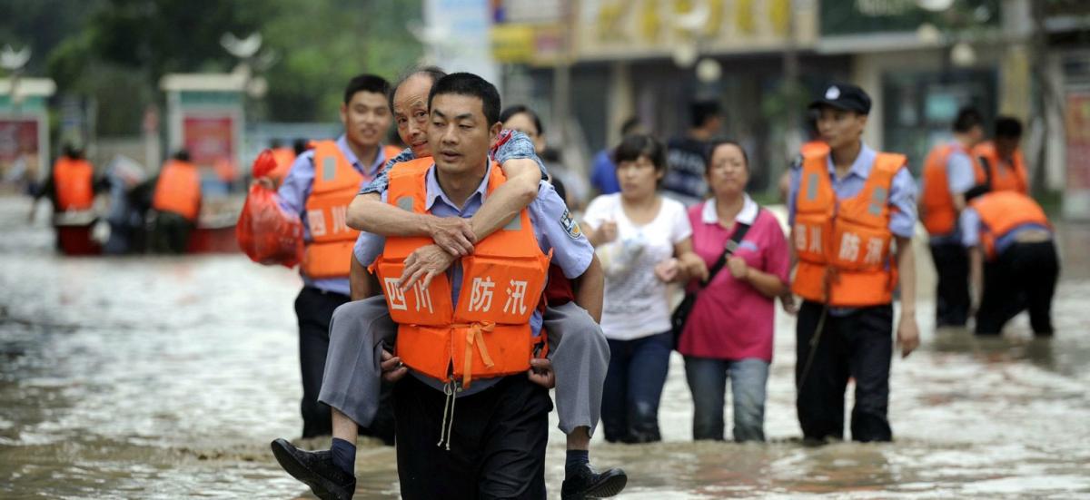 В Китае из-за паводков эвакуировали более 100 тысяч жителей Чунцина